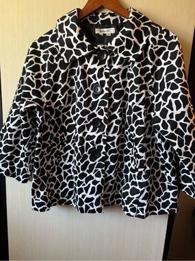 Women’s ' Black & White Giraffe Print Coat
